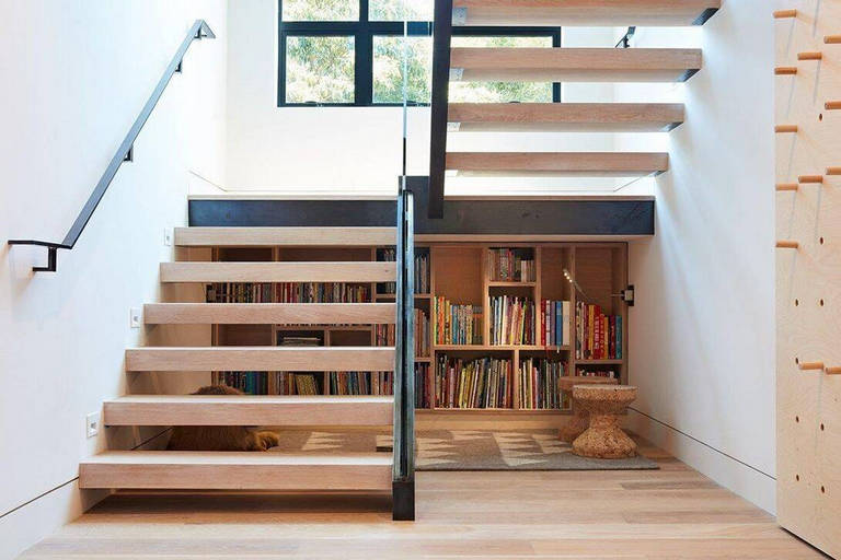Tủ sách dưới gầm cầu thang